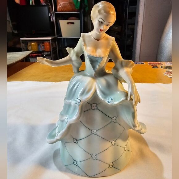 Vintage Romanian Curtsy Porcelain Lady Figurine - Picture 8 of 11